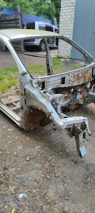 Nissan note E11. Передня Четверть