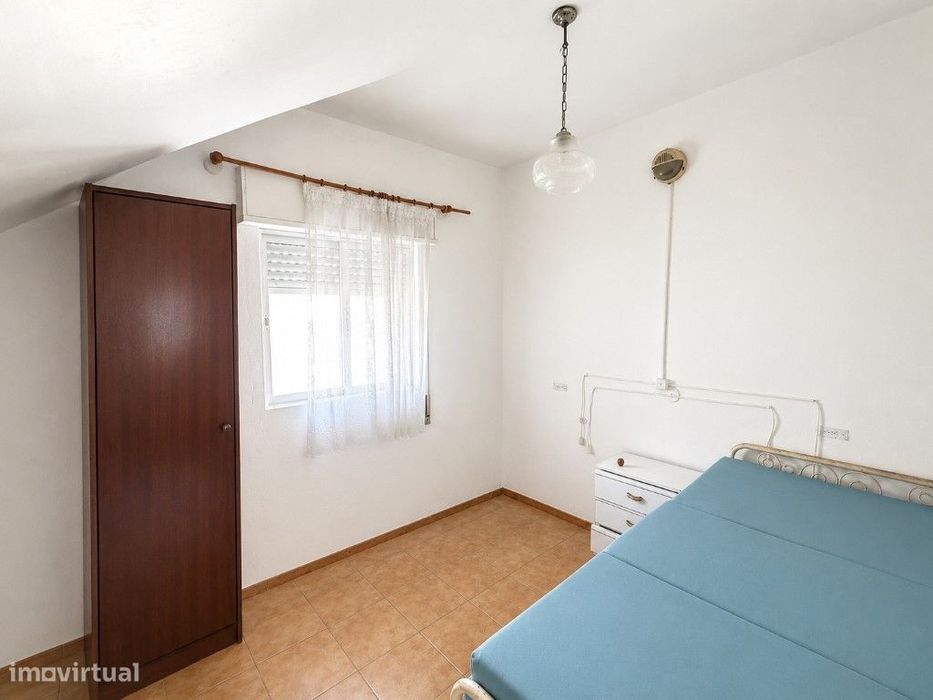 Conjunto de 3 Prédios para Recuperar em Manique do Intendente, Azam...