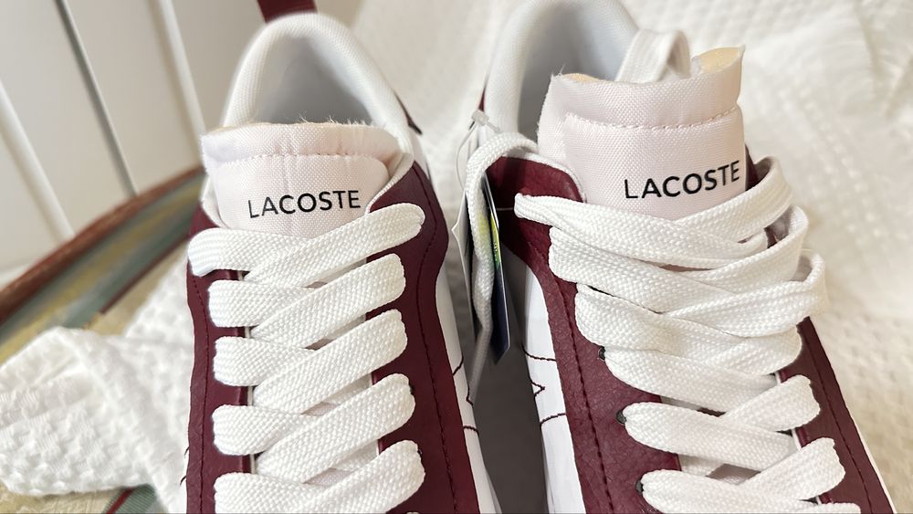 Sapatilhas de Lacoste.