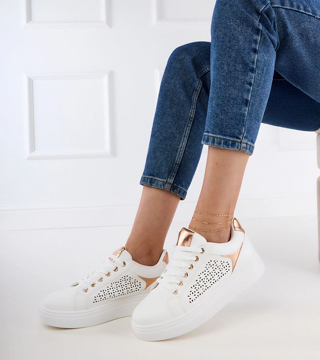 Białe sneakersy ze złotymi wstawkami na platformie Remmi