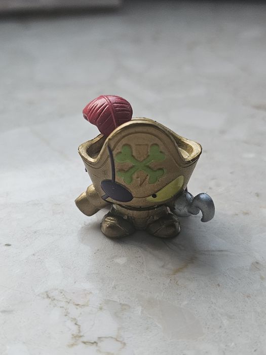 Super Things Zings Black Hat złota figurka