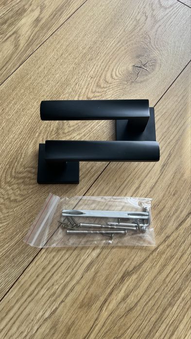 Klamka Euforia 2x z kwadratowym szyldem, czarny mat NOWE