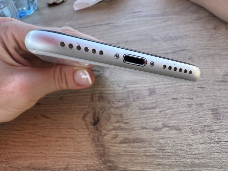 iPhone SE 2020 128 GB Branco – Funcional, com ecrã rachado