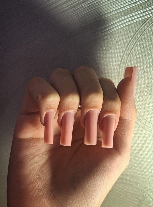 Манікюр та нарощування нігтів