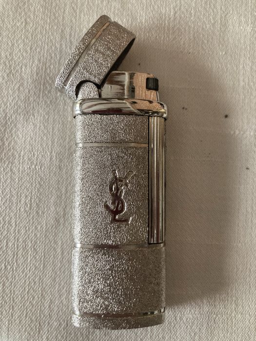Par de Isqueiros YSL -Yves Saint Laurent- dourado e prateado