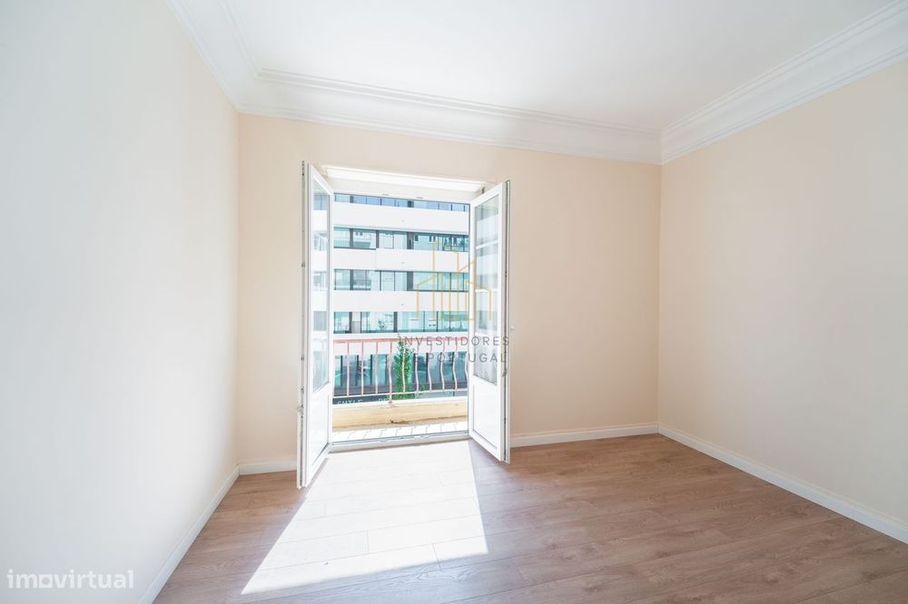 Apartamento T4 Remodelado em Campolide