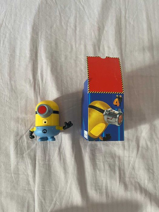 Boneco Minion Gru 4 (Mega Minion) do Happy Meal, com caixa e autocolante