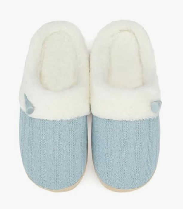 Kapcie z wkladka dopasowywująca sie do stopy