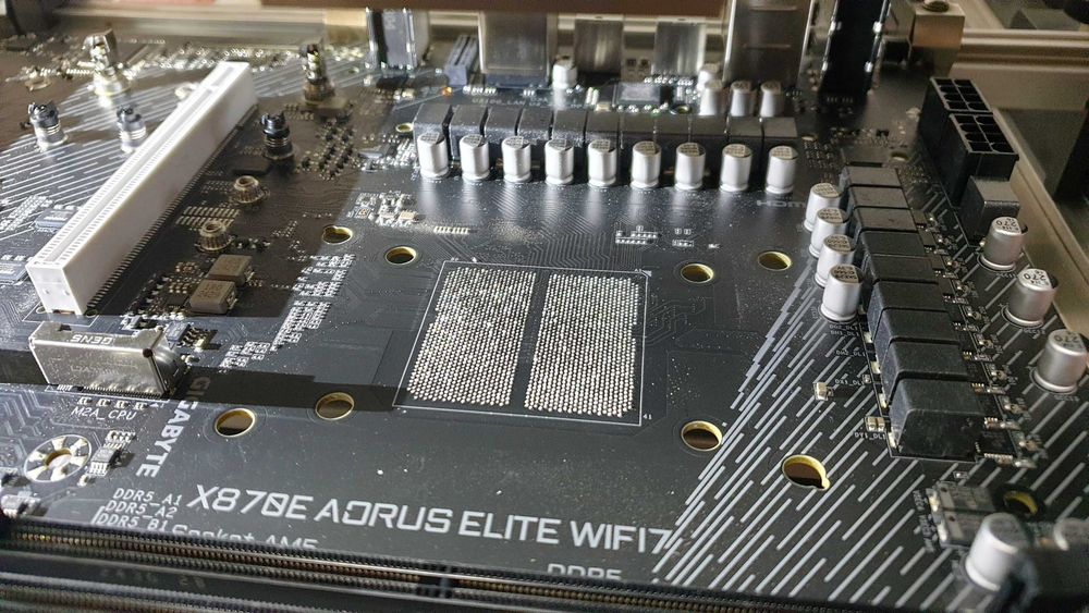 Gniazda procesora: AM4, AM5, LGA1700, LGA1851. Montaż w pakiecie.