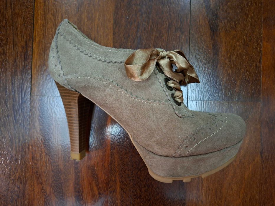 Sapatos em pele tacão alto cor bege com fitas de cetim