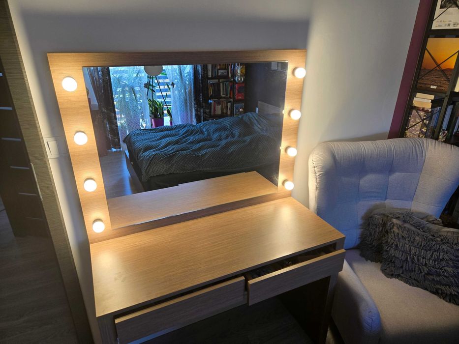 Podświetlana toaletka + regał