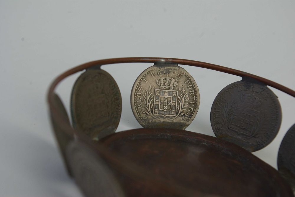 Pequena cesta feita com latão e moedas de 100 Reis D. Carlos I.