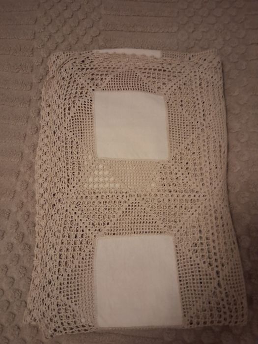 Toalha em linho grosso minhoto beje e renda feito à mão.