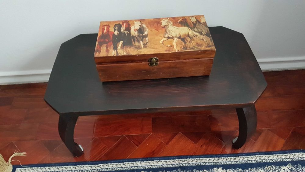 Mesa decorativa de madeira maciça