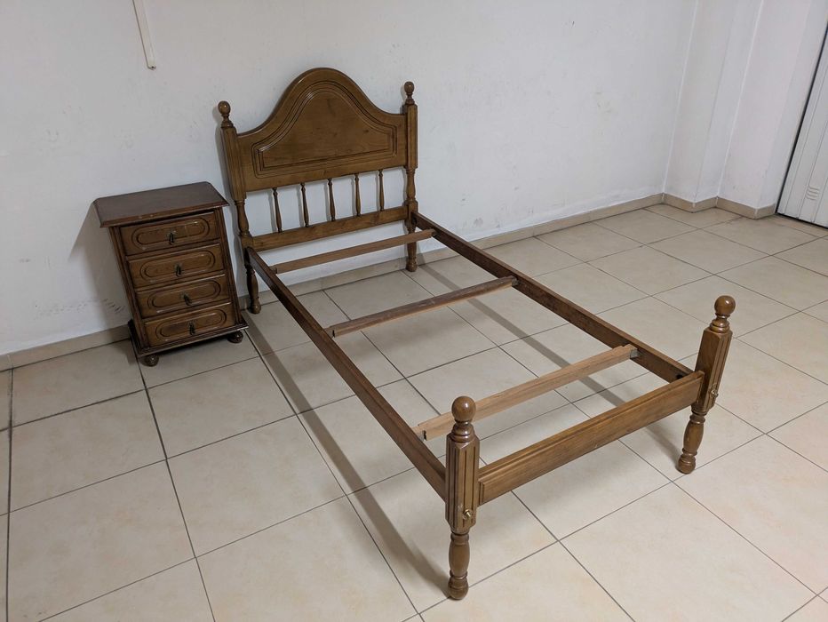Cama de solteiro em madeira + mesa de cabeceira + estrado