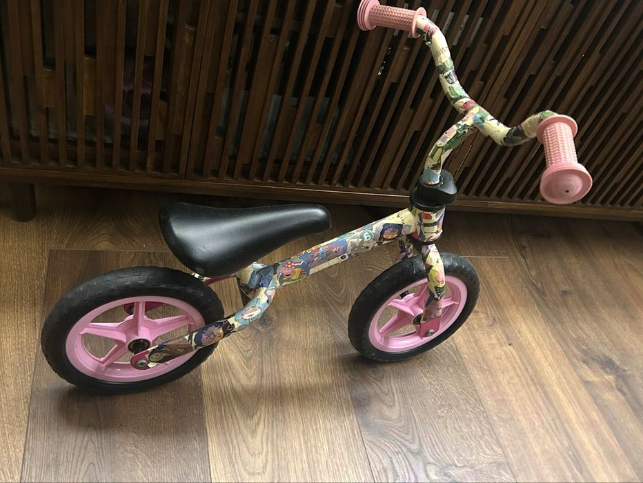 Bicicleta de equilibrio da Chico personalizada com imagens da pepa pig