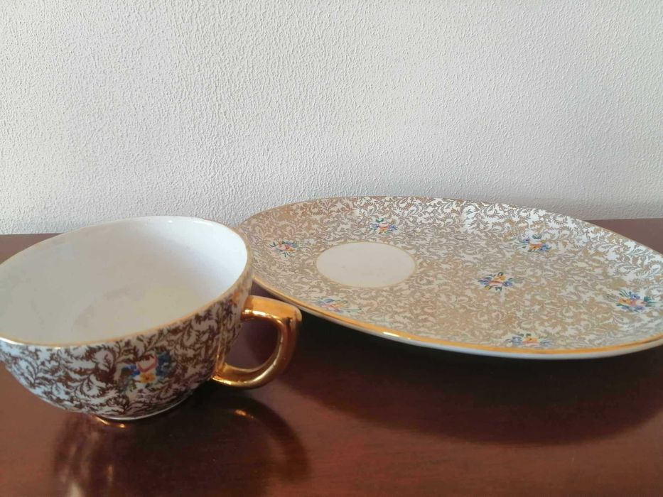 Chavena com prato ornamentador por flores e dourado Pereiras Valado