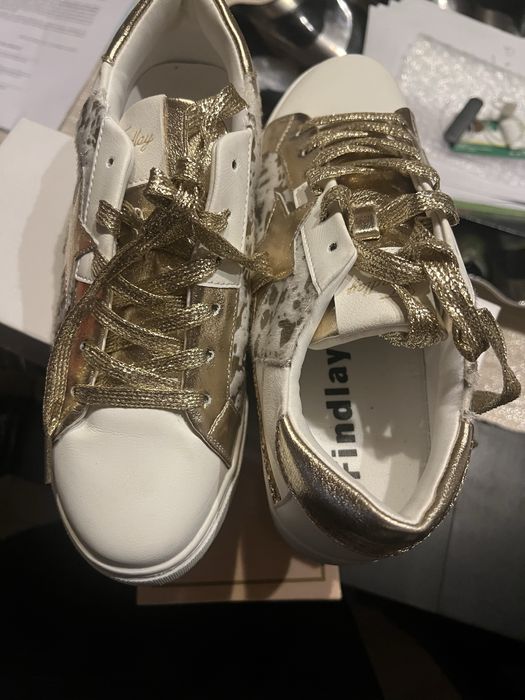 Tenis branco  e dourado