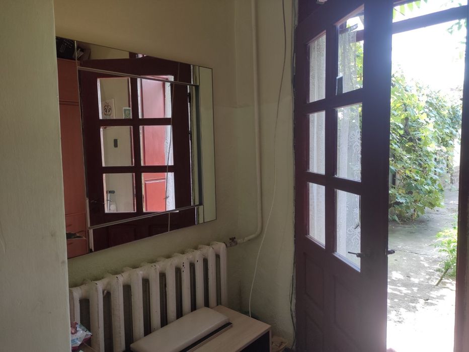 Продам 3 кімнатний півособняк в Ужгороді.