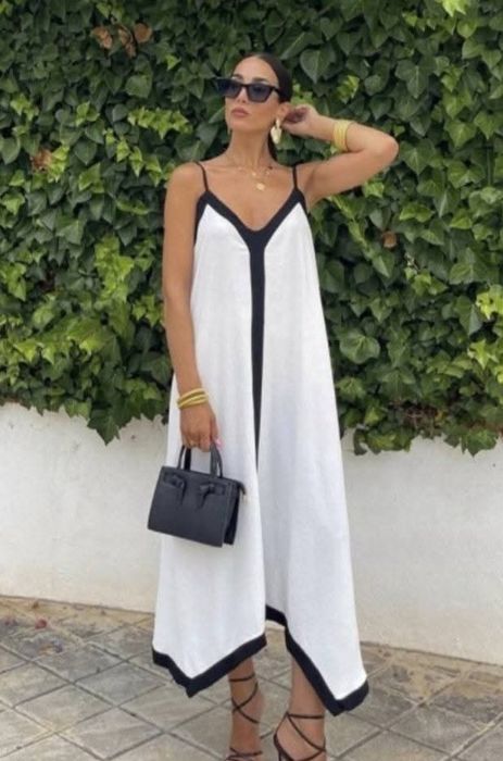 Vestido comprido de verão, em tons de branco e preto.