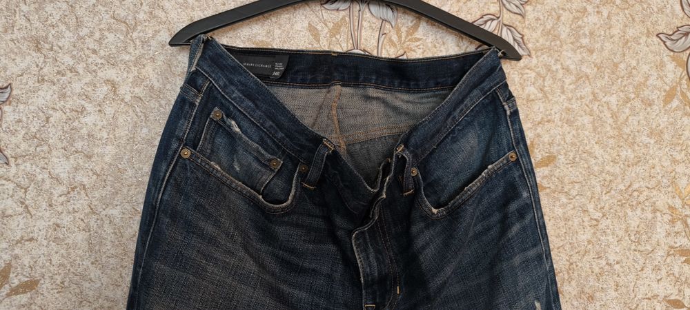 Мужские джинсы Armani Exchange.