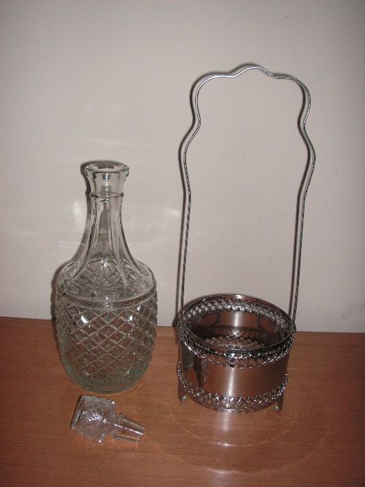 Garrafa e Jarro em Vidro e Metal e Pote Redondo Vidro