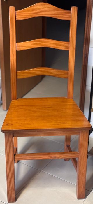 Mesa usada de madeira pinho mel com duas cadeiras e dois bancos