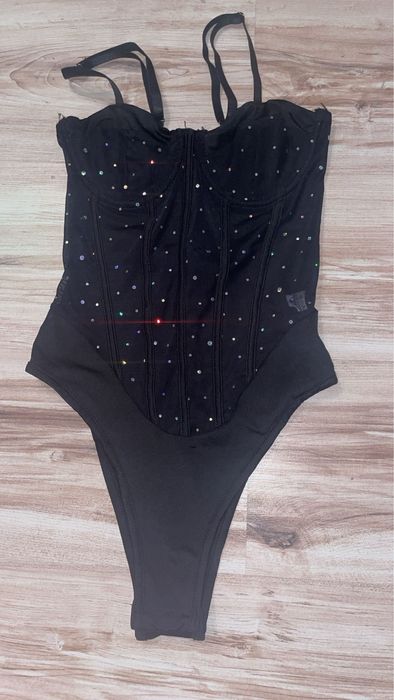 Czarne body z cekinami