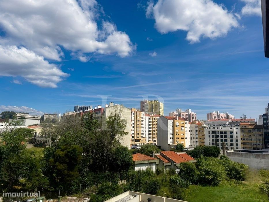 Apartamento T3 com varanda e estacionamento na Estrada da Luz, Lisboa