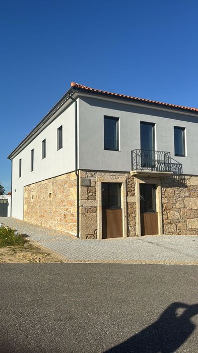 Apartamentos T3 novos com garagem individual em moradia de 2 pisos