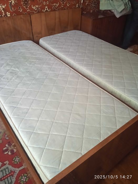 Кровати деревянные с ортопедическим матрасом.