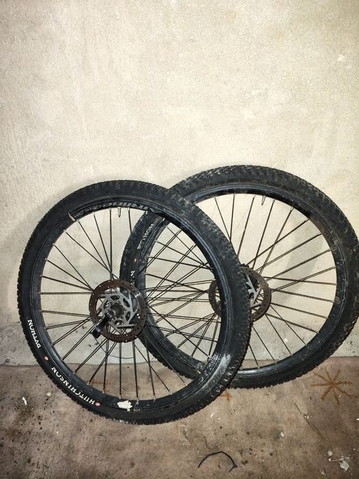 Rodas e suspensão de bicicleta