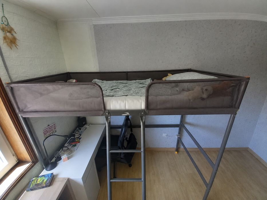 Cama alta Ikea Tuffing com colchão