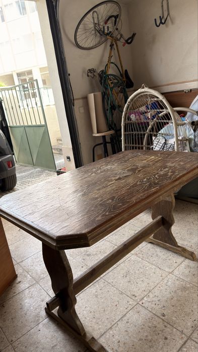 Mesa de refeições em madeira