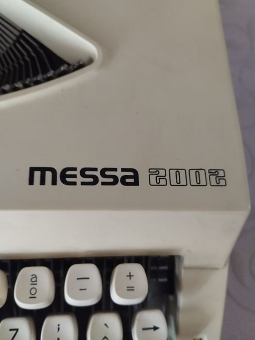 Maquitde escrever antiga, teclado HCESAR