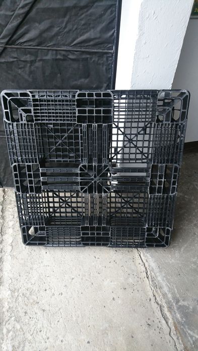 Palety plastikowe  110x110cm