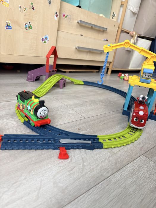 Tor kolejowy i kolejki z napedem na baterie