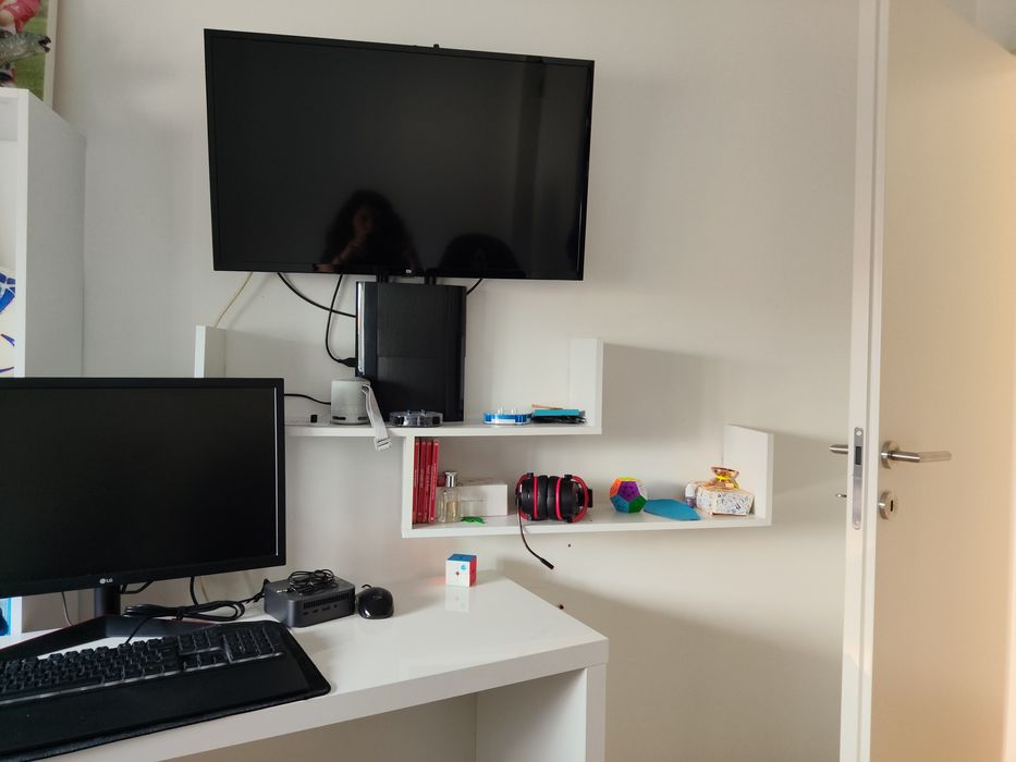 Conjunto secretária, cadeira e estante