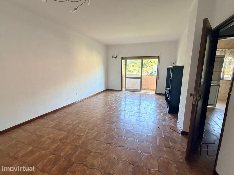 Apartamento T3 com duas varandas, elevador e garagem em Fânzeres