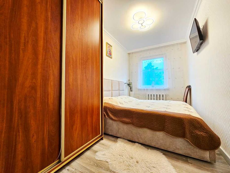 Продається житлова 3-кімнатна квартира на 2-поверсі біля парку...