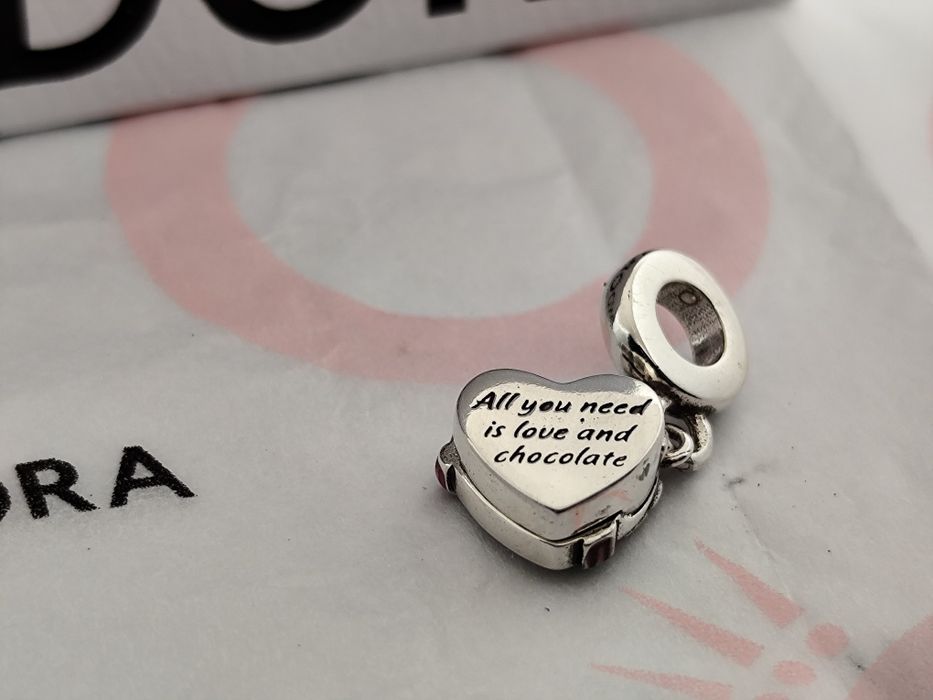 Pendente caixa de bombons da Pandora