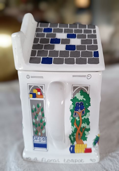 Bule em cerâmica e porcelana com acabamento brilhante.Excelente estado