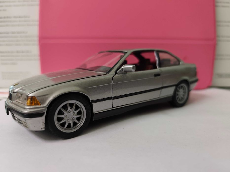 BMW 325i E 36 model w skali 1:24 Schuco