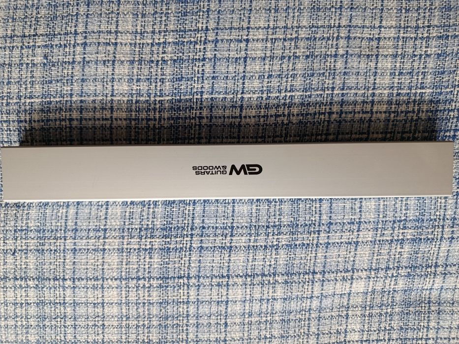Diversos equipamentos de manutenção de guitarra elétrica.