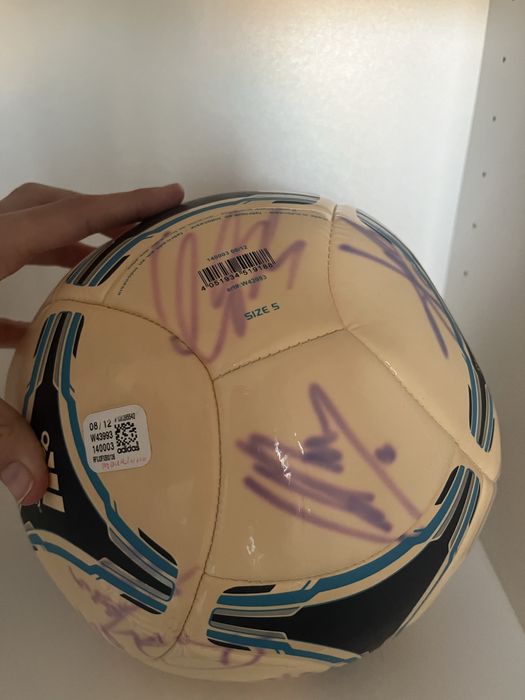 Bola promocional Tango do Real Madrid com assinaturas