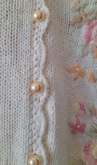 Casaco algodão bordado com flores rosa e azul e botões de pérola