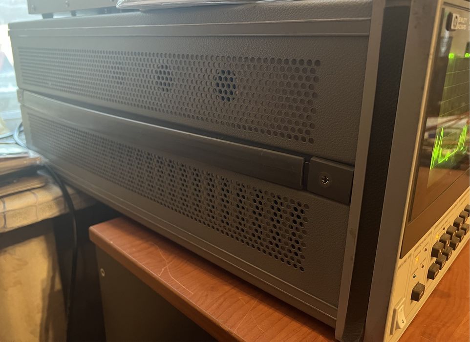 Анализатор спектра аудио звука 100кГц HP 3563A