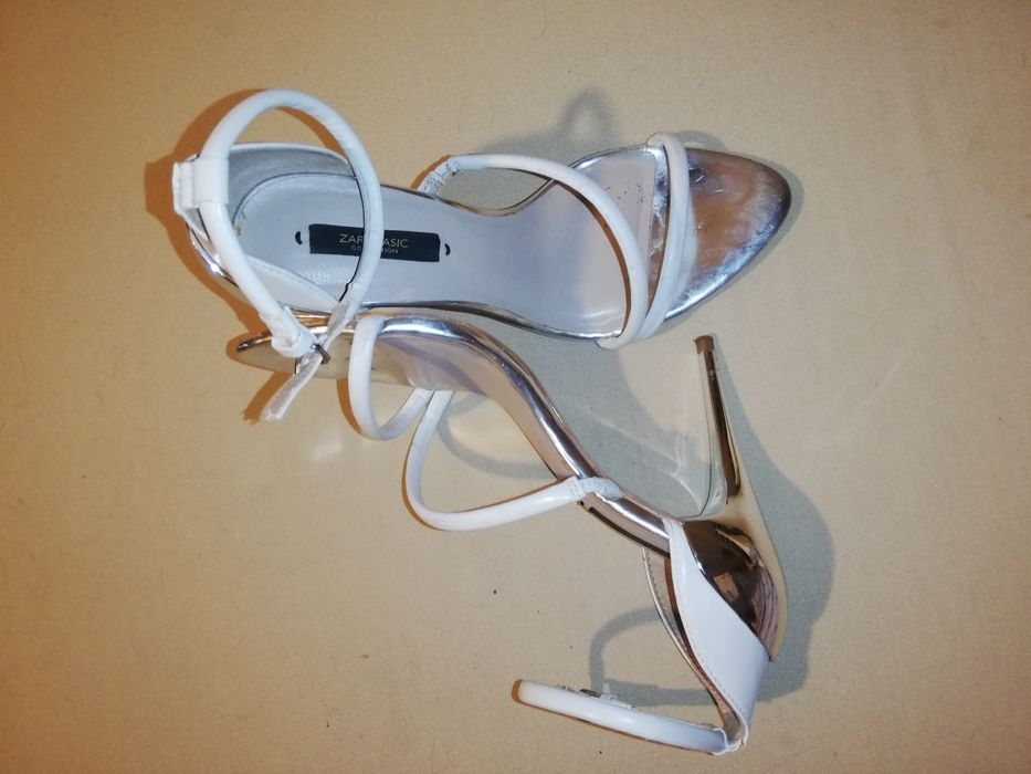 Sapatos brancos de salto metálico
