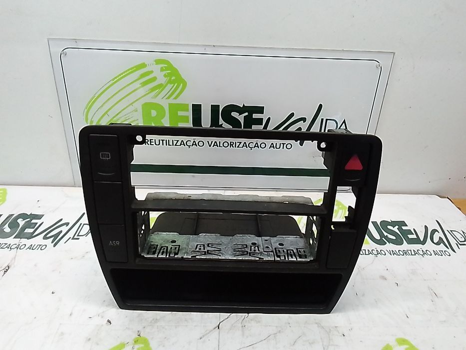 Embelezador de Radio VOLKSWAGEN Passat (3B2)