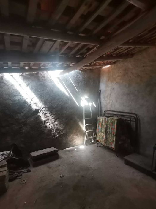 Vende-se casa para recuperar nos arredores de Almodôvar